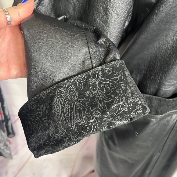 VINTAGE |•WILSONS LEATHER•| PELLE STUDIO Long Black Leather Jacket Size Medium - Picture 9 of 16
